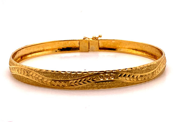 Hinged-Bangle-Gold-Bracelet